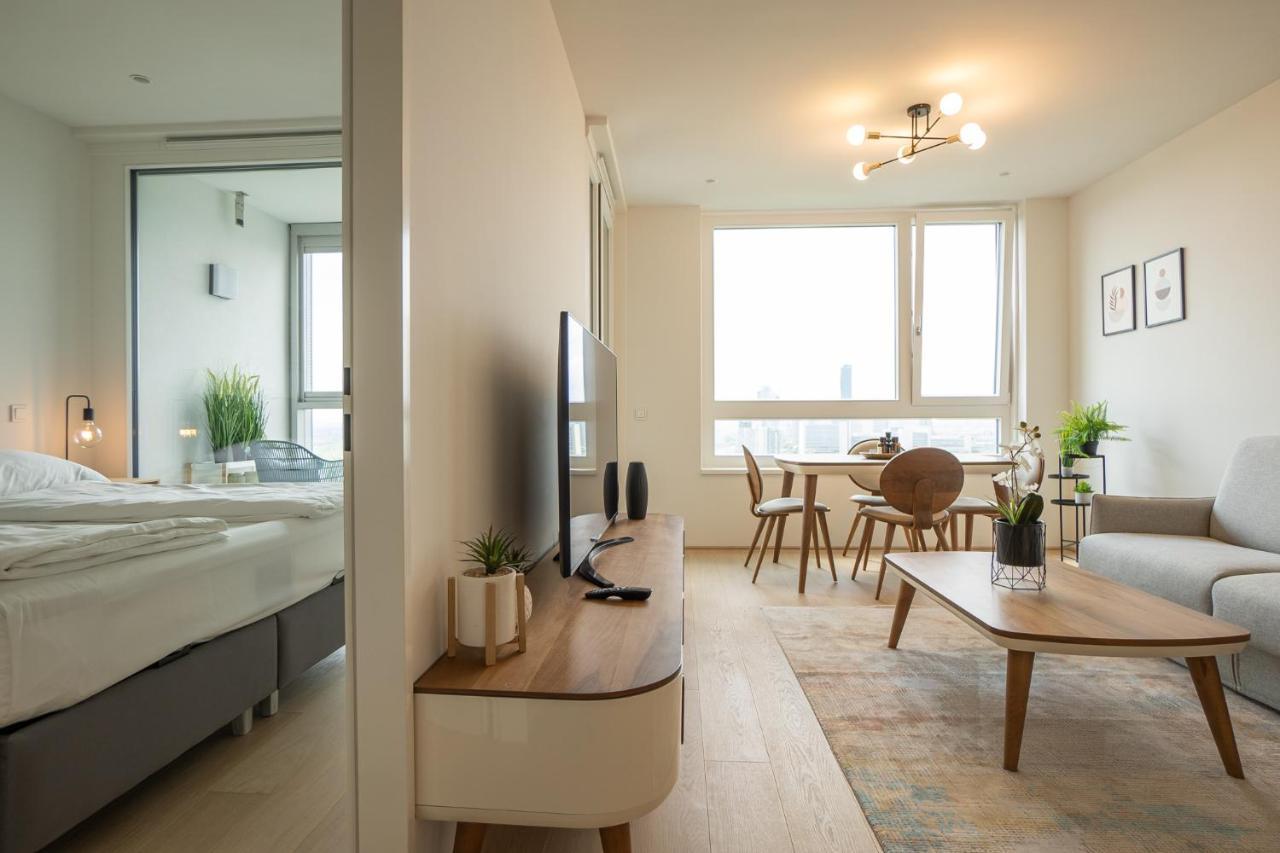 Posh On 22nd Floor + Loggia, Pool, Gym, Sauna Apartment